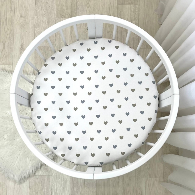 Husa saltea rotunda patut bebe copii cu elastic, Inimioare bej-gri (1)
